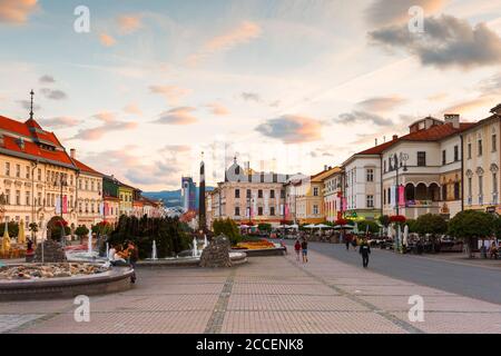 Banska Bystrica, Slowakei - 19. Juli 2018: Hauptplatz in Banska Bystrica, Slowakei. Stockfoto