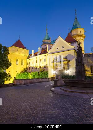 Bojnice, Slowakei - 24. Juli 2018: romantische mittelalterliche Burg mit gotischen und Renaissance-Elementen im 12. Jahrhundert erbaut. Stockfoto