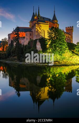 Bojnice, Slowakei - 24. Juli 2018: romantische mittelalterliche Burg mit gotischen und Renaissance-Elementen im 12. Jahrhundert erbaut. Stockfoto