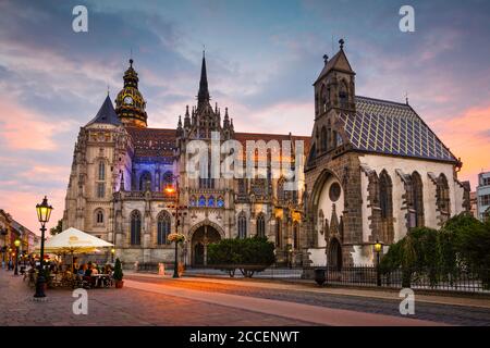 Kosice, Slowakei - 11. August 2018: St. Michael Kapelle und Kathedrale St. Elisabeth auf dem Hauptplatz der Stadt Kosice in der Ostslowakei. Stockfoto