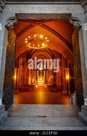 Budapest, Ungarn - 17. August 2018: Innenraum der Matthias Kirche als durch den Haupteingang, Budapest gesehen. Stockfoto