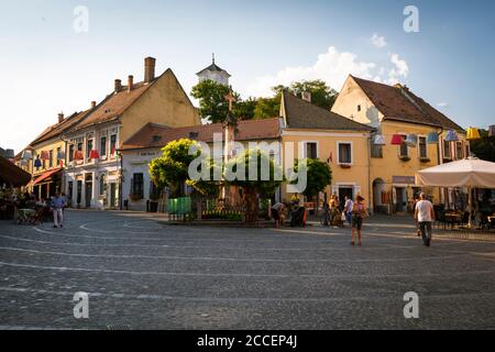 Szentendre, Ungarn - 17. August 2018: Die Menschen in den Hauptplatz der Altstadt von Szentendre in Ungarn. Stockfoto