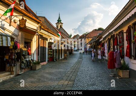 Szentendre, Ungarn - 17. August 2018: die Hauptstraße mit Geschäften in der Altstadt von Eger in Ungarn. Stockfoto