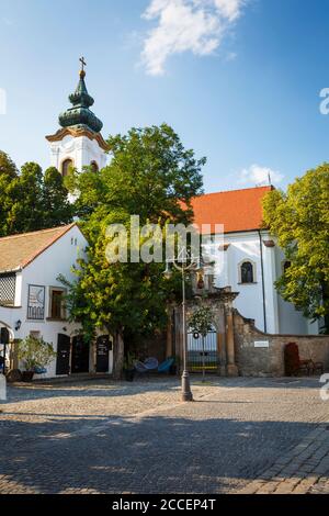 Szentendre, Ungarn - 17. August 2018: Eine von vielen Kirchen in der Altstadt von Eger in Ungarn. Stockfoto