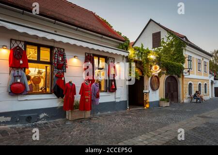 Szentendre, Ungarn - 17. August 2018: die Hauptstraße mit Geschäften in der Altstadt von Eger in Ungarn. Stockfoto