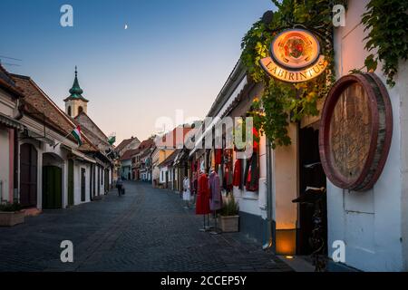 Szentendre, Ungarn - 17. August 2018: die Hauptstraße mit Geschäften in der Altstadt von Eger in Ungarn. Stockfoto