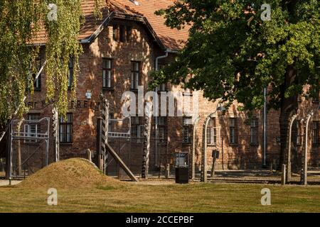 Oswiecim, Polen - 22. August 2018: Barracs und berüchtigten Tor mit der Aufschrift "Arbeit macht frei" in der Gedenkstätte und Museum Auschwitz-Birkenau. Stockfoto