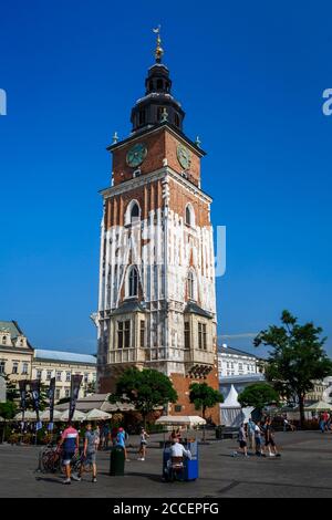 Krakau, Polen - 23. August 2018: Das Rathaus Turm auf dem Marktplatz von Krakau, Polen. Stockfoto