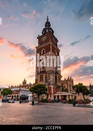 Krakau, Polen - 23. August 2018: Das Rathaus Turm auf dem Marktplatz von Krakau, Polen. Stockfoto