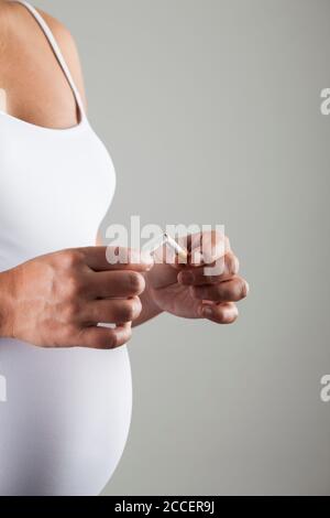 Das Rauchen in der Schwangerschaft aufgeben Stockfoto