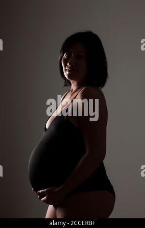 Schwangere Frau mit ihrem Unterleib Stockfoto