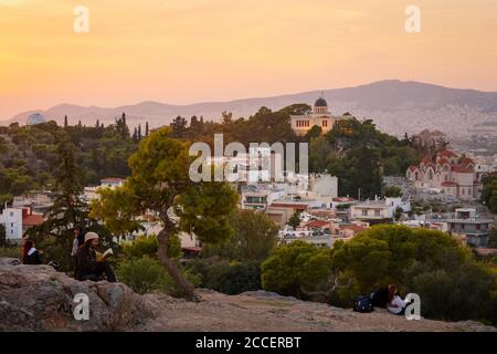 Athen, Griechenland - 17. Oktober 2018: Menschen auf der Areopag Hügel vor der Nationalen Beobachtungsstelle auf dem Hügel von Nymphen in Athen, Griechenland. Stockfoto