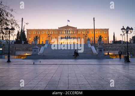 Athen, Griechenland - 24. Oktober 2018: Gebäude des Griechischen Parlaments auf dem Syntagma-Platz in Athen. Stockfoto