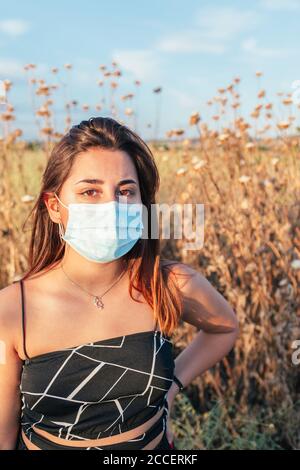 Porträt von schweren Teenager mit einer medizinischen Maske in der Auf dem Land Stockfoto