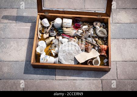 Schmuck Vitrine voller Küchenutensilien und mehr Ein gepflasterter Boden Stockfoto