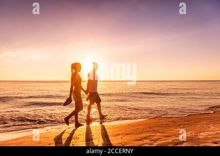 Paar zu Fuß am Strand bei Sonnenuntergang Silhouetten - romantischer Sommer Reiseangebote Karibik im Reiseziel