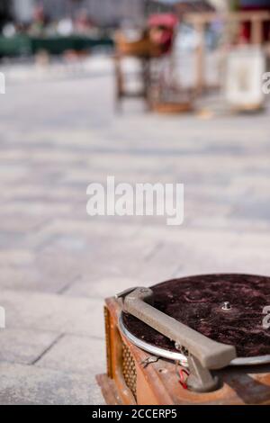 Altes Grammophon steht auf dem Boden eines Flohmarktes Stockfoto