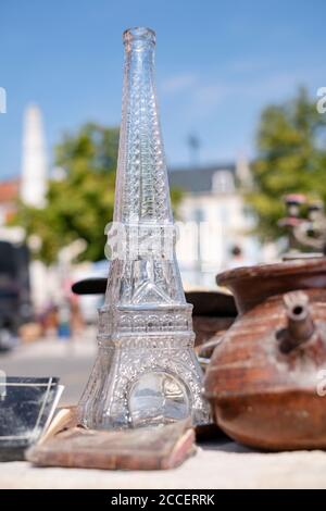 Flasche in Form des Eiffelturms bei an Flohmarkt im Freien Stockfoto