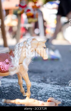 Ein Spielzeug Pferd steht auf Asphalt auf einem Flohmarkt Stockfoto