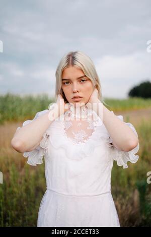 Junge Frau in weißem Kleid in der Natur Stockfoto