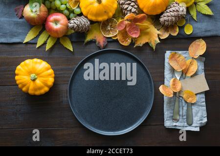 Herbst Tisch Platz Einstellung dekoriert Gemüse, Kürbisse, Aples, Ernte. Erntedankfest. Stockfoto