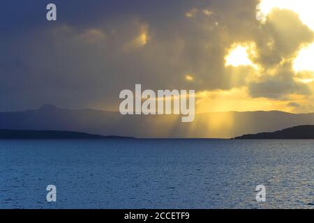 Sonnenstrahlen über der Isle of Rassay und Inner Sound, West Highlands, Schottland, Großbritannien Stockfoto