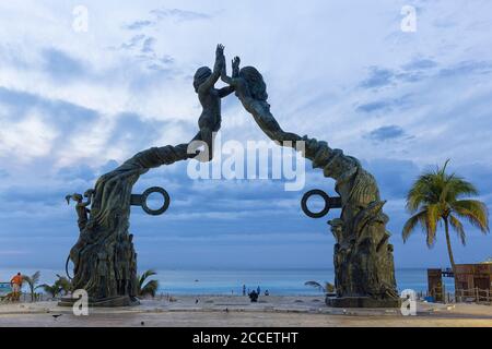 Portal Maya Skulptur "Maya-Tor" befindet sich im Parque Fundadores Bildhauers Jose Arturo Tavares Stockfoto