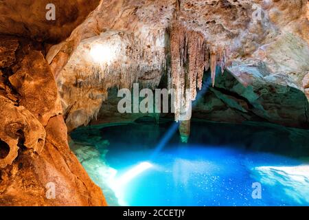 Blaues Cenote mit Sonnenlicht von oben, Yucatan, Mexiko Stockfoto