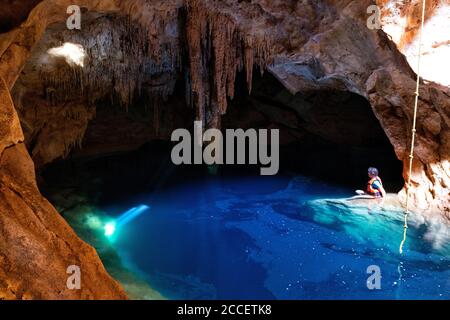 Blaues Cenote mit Sonnenlicht von oben, Yucatan, Mexiko Stockfoto