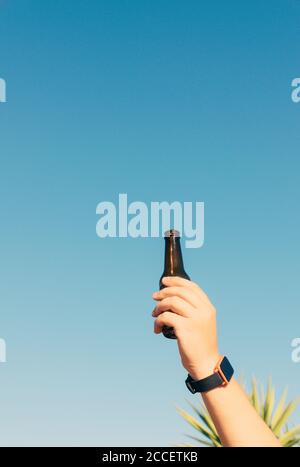 Vertikale Aufnahme der Flasche hoch auf blauem Himmel Hintergrund angehoben Stockfoto