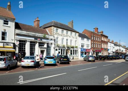 Die Nordseite der High Street Northallerton North Yorkshire Großbritannien an einem warmen Sommertag Stockfoto