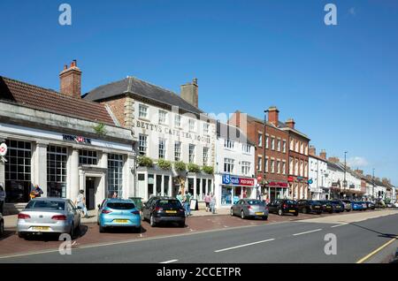 Die Nordseite der High Street Northallerton North Yorkshire Großbritannien an einem warmen Sommertag Stockfoto