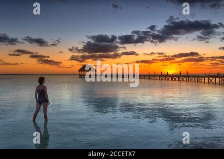 Portrait Frau bei Sonnenuntergang in Holbox, Quintana Roo, Yucatan, Mexiko Stockfoto