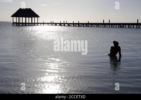 Touristen Sonnenbaden an einem idyllischen Strand in Holbox. Holbox Island, Cancun, Yucatan, Mexiko Stockfoto