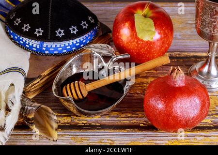 Rosch Haschanah mit Glas Honig jar und frische reife Äpfel. Jewesh neues Jahr Symbole Schofar und tallit Stockfoto