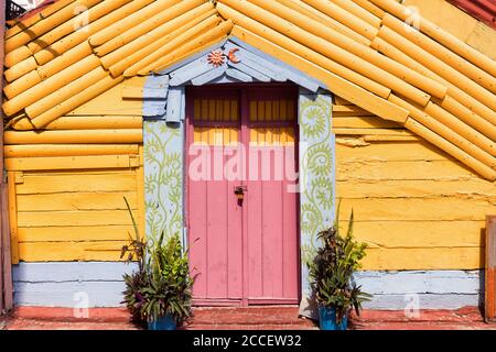 Tür und Wand in hellen Farben, Isla Mujeres, Yucatan Peninsula, Quintana Roo, Mexiko Stockfoto