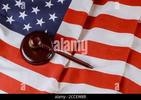 US-Anwaltskanzlei mit US-Rechtsanwälten im Richtergavel auf amerikanischer Flagge Stockfoto