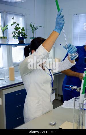 Forscher, der chemische Tests im Labor durchführt Stockfoto