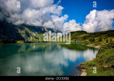 Typische Schweizer Landschaft am Tuebsee in der Schweiz Stockfoto