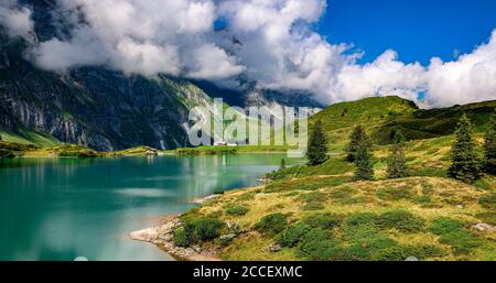 Typische Schweizer Landschaft am Tuebsee in der Schweiz Stockfoto