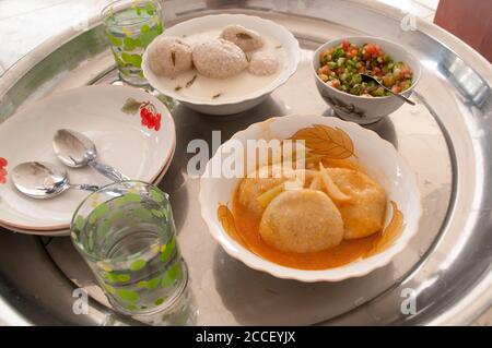 Ein leichtes kurdisches Mittagessen mit Grieß-Bulgur-kibbe und Salat, serviert auf einem Metalltablett in der Stadt Amedi, in der Region Kurdistan im Nordirak. Stockfoto