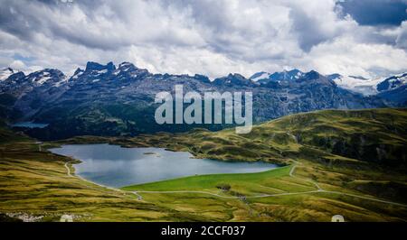 Wunderbarer Bergsee genannt Tannensee in den Schweizer Alpen Stockfoto