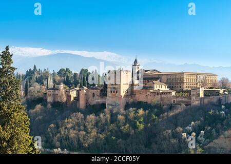 Granada (Spanien), Blick auf die Alhambra, im Hintergrund Sierra Nevada mit schneebedeckten Bergen Stockfoto