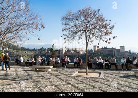 Granada (Spanien), Mirador und Piazza de San Nicolas, Blick auf die Alhambra, Touristen Stockfoto