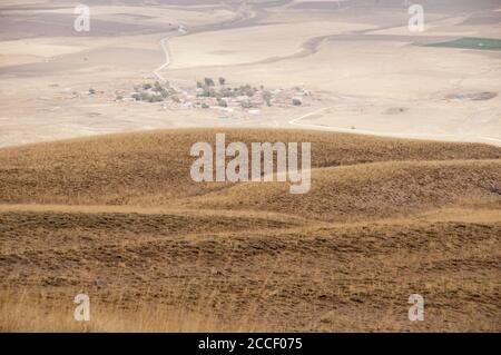 Blick auf ein türkisches Dorf von den Hängen des Mount Nemrut, in der Nähe der Stadt Tatvan, in der östlichen Anatolien Region, südöstlichen Türkei. Stockfoto