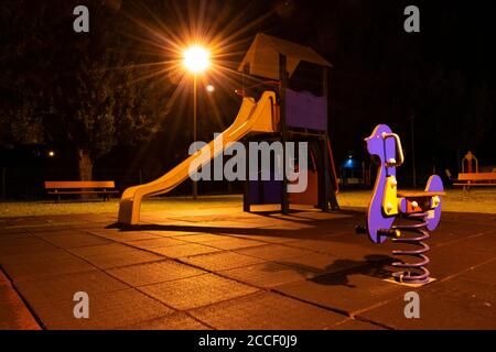 Leerer Kinderpark mit Lichter an in der Nacht in Braga Stadt, Celeirós Stockfoto