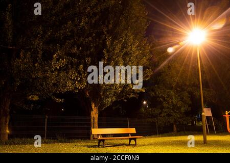 Leerer Kids Park mit Licht an in der Nacht Stockfoto