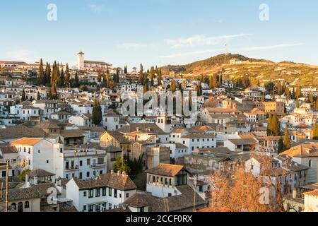 Granada (Spanien), Mirador de la Churra, Blick auf den Stadtteil Albaicin mit Iglesia de San Nicolas Stockfoto