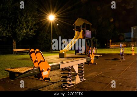 Leerer Kinderpark mit Lichter an in der Nacht in Braga Stadt, Celeirós Stockfoto