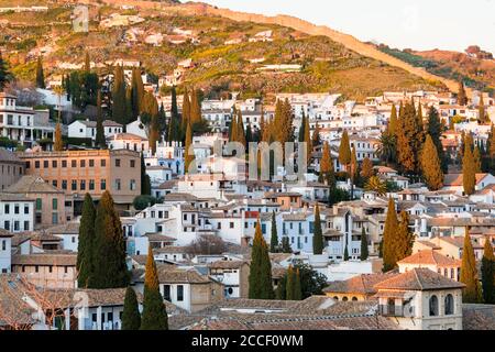 Granada (Spanien), Mirador de la Churra, Blick auf den Stadtteil Sacromonte, arabische Stadtmauern Stockfoto